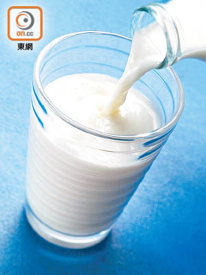 飲全脂牛奶的幼童身體質量指數較低，體重較適中。（資料圖片）