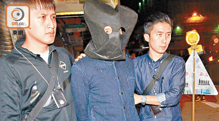 警方在旺角上海街拘捕涉嫌藏毒男子。（吳建明攝）