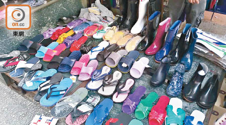 在深水埗及旺角攤檔，有平價塑膠拖鞋出售。