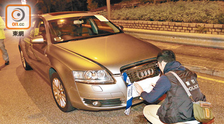 警方在清水灣道近坑口道迴旋處截獲女戶主私家車。（張曉楠攝）