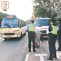 警方在清水灣道設置路障。（林珮淇攝）