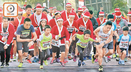 逾千名健兒昨晨化身聖誕老人參加慈善跑，共籌得五十萬元善款。（袁志豪攝）