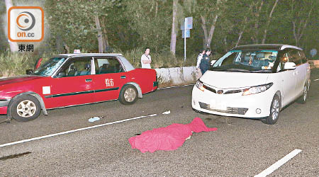 涉事之私家車及的士停於路中，死者遺體被紅布遮蓋。（沈厚錚攝）