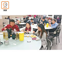 有九龍灣的工廈食堂職員表示，該食堂可提供通宵包場服務。
