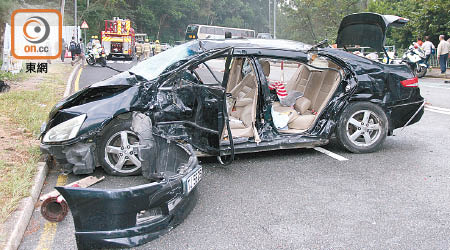 私家車的車身凹陷損毀。（葉嘉文攝）