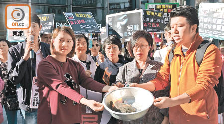 工聯會到領展總部請願，但領展職員不讓請願人士到辦公室外遞信，請願人士於是在大廈外燒信。