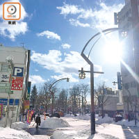 北海道札幌昨日天氣轉晴，街道慢慢融雪。（讀者提供）
