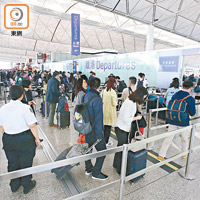 香港<br>因往札幌行程延誤而守候在本港機場的旅客，不算太多。