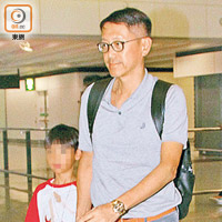許晉亨（右）及兒子昨凌晨返抵香港。