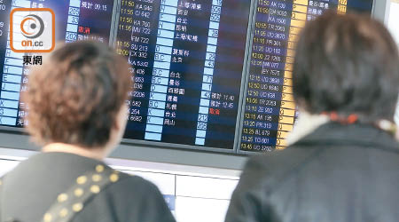 市民在機場查看前往札幌的航班情況。（黃偉邦攝）