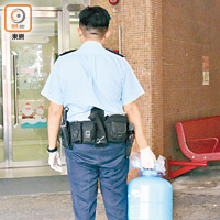 警員檢走氦氣罐。（冼耀華攝）