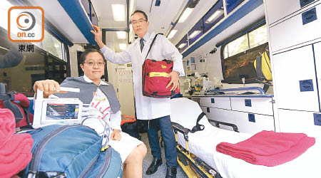 陳忠勇（右）及盧逸蘭（左）表示，「護送醫學」專科團隊要有強大應變能力，應付途中可能出現的各種突發事故。（胡家豪攝）