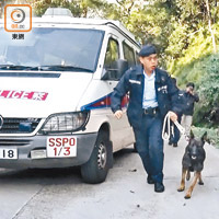 警員帶同警犬上山搜捕。