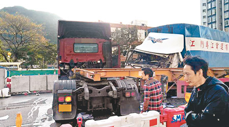 密斗貨車撞中拖頭拖架嚴重損毀。（互聯網圖片）