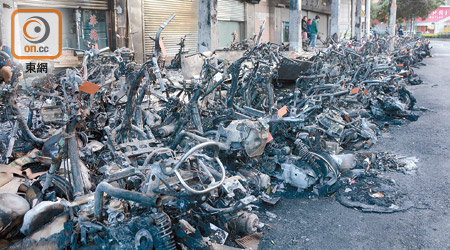 火警將大批電單車燒毀。