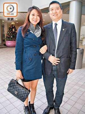 梁天富（右）嘅太太（左）有喜，假期亦留喺香港。