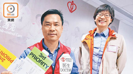曾達之（左）展示醫護人員到現場裝備，右為蕭雅文。