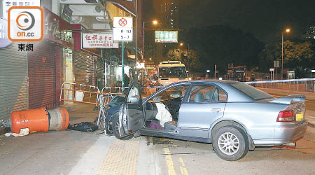 私家車失控撞欄。（林耀康攝）