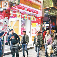 重慶大廈商場服裝店被淋油。（郭垂垂攝）
