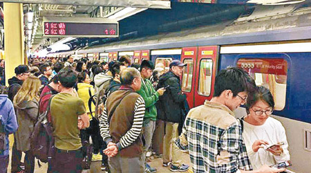 紅磡站塞滿候車乘客。（互聯網圖片）