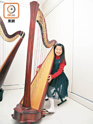 陳姵而三歲開始學豎琴，七歲已考獲八級。（溫國佳攝）