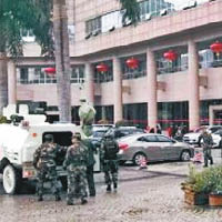 武警及裝甲車到發生槍擊案的會展中心戒備。（互聯網圖片）