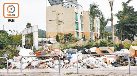 西貢南邊圍路<br>西貢南邊圍路的垃圾站旁，大批建築廢料堆積如山。