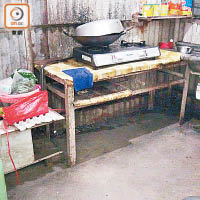 鐵皮屋廚房有爐具及蔬菜等糧食。