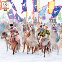 着上五彩民族服飾嘅勇士們騎馬競技，場面壯觀。（受訪者提供）