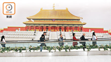 康文署花百多萬元在港鐵香港站賣大型故宮展覽廣告。（何天成攝）