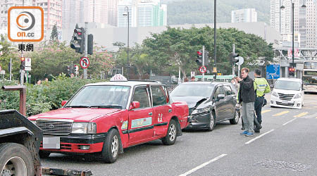 的士遭兩車連環猛撞。（李澤昇攝）