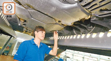 羅凱豐透過職學計劃成功投身汽車維修行業。（政府新聞處提供）