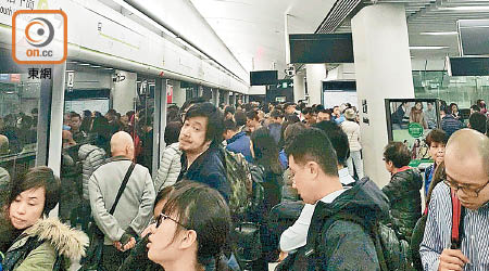 南港島線（東段）上月底通車翌日即跪低，大批乘客滯留月台。（資料圖片）