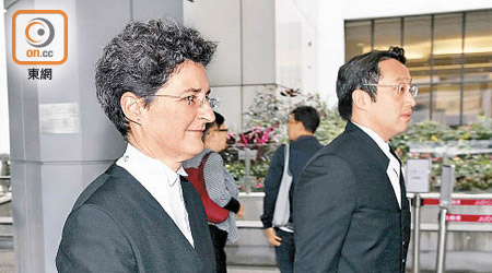 曾蔭權的代表律師萬江儀（左），行使反對權否決一名陪審員就任。
