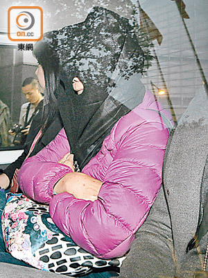警昨拘捕一名女子，懷疑她日前在機場襲擊羅冠聰。（林振華攝）