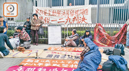 爭取「超齡」內地子女居港權的港人家長昨日起在政府總部外靜坐十八日。（曾海琪攝）