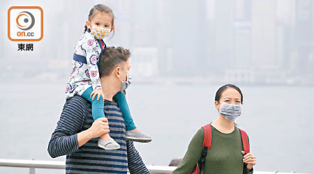 環保團體批評本港路邊空氣污染多年來無改善。（何駿軒攝）