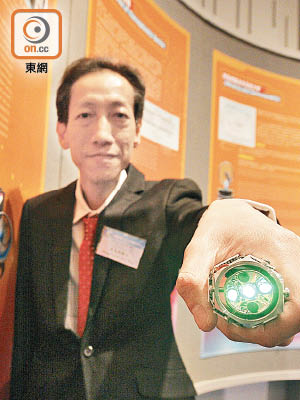 陳茂興設計的「便攜式能量收集裝置」，可利用環境與人體溫度的溫差發電。