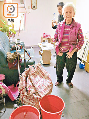九十歲獨居的馬太，每日要到樓下水箱取水，覺得好辛苦。
