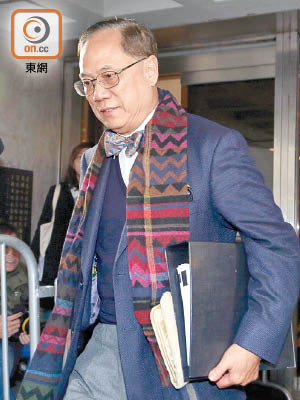 曾蔭權在電台節目中否認是「香港第一貪官」，聲言自己「在陽光下做事」。