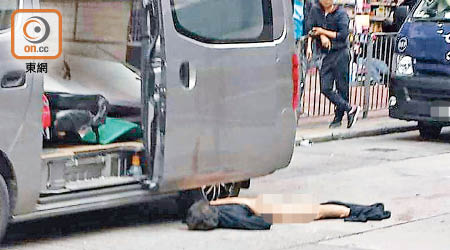 墮樓男子半裸倒於車旁。（互聯網圖片）