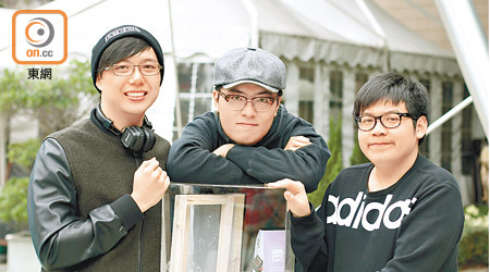 （左起）Frankie、Lam和Ryan三人聯手，利用咖啡渣和棄置濾紙製作「環保托盤」。