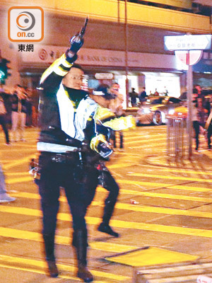去年旺角暴亂事件中，有警員一度向天鳴槍示警。（資料圖片）