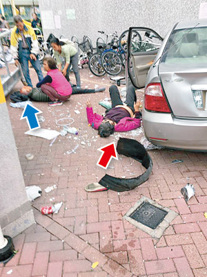 被撞女途人（紅箭嘴）及司機（藍箭嘴）受傷倒地。（互聯網圖片）