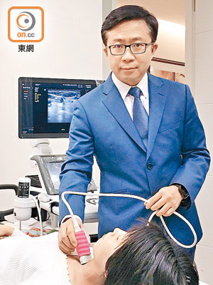 陳東飛指，輸入甲狀腺超聲波影像，系統自動根據結節形狀、大小、特徵及鈣化點等情況分析。（馮穎瑜攝）