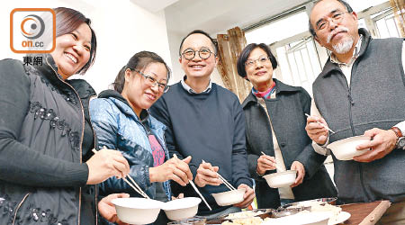 「光房」媽媽阿華（左一）及阿青（左二）互相扶持，閒時協助照顧小孩及一起包餃子。（黃知樂攝）