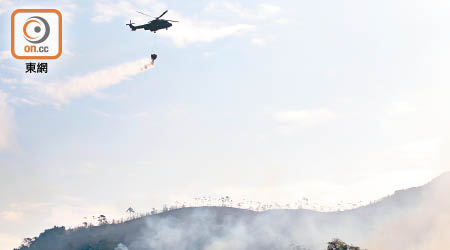 直升機投擲水彈撲救山火。（陳錦昌攝）