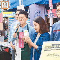 陳健民（左起）、羅冠聰同劉小麗等，尋日喺年宵攤檔為基金推銷曲奇餅。