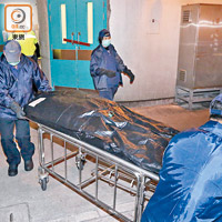 今晨零時李君夏的遺體由仵工舁送殮房。