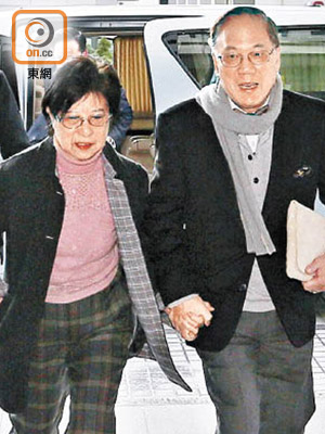 曾蔭權偕妻子到法院應訊。（陳章存攝）